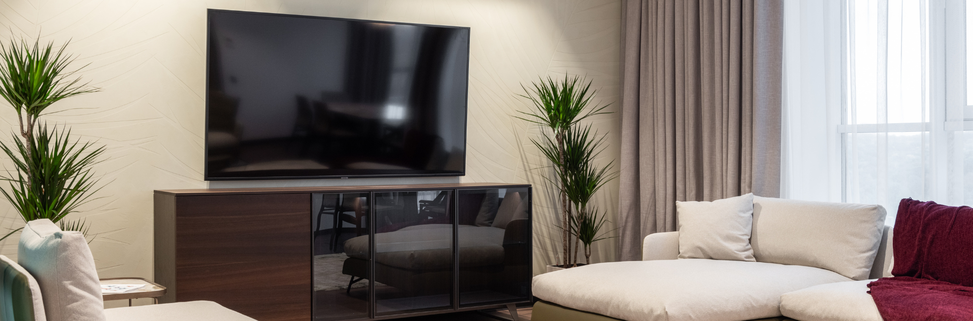 tv som står på en tv-bänk