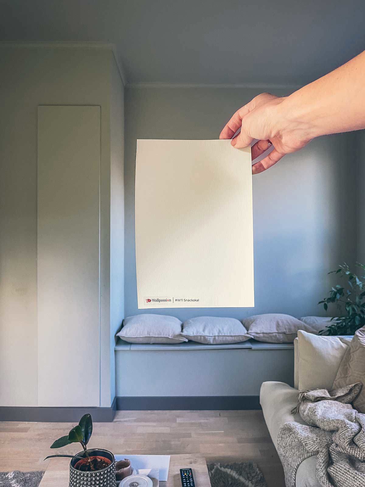 färgprov, hand som håller i ett tapetprov