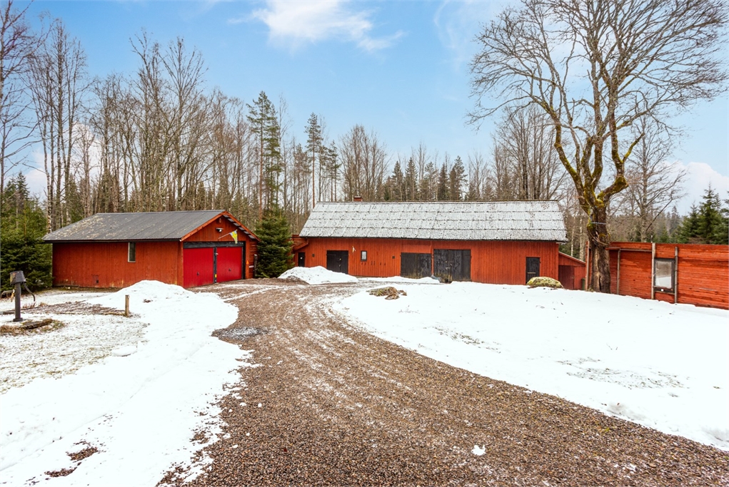 ladugård, hus på tomt, röda hus