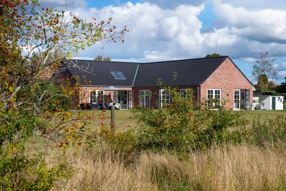 Bostad till salu med stor gräsmatta