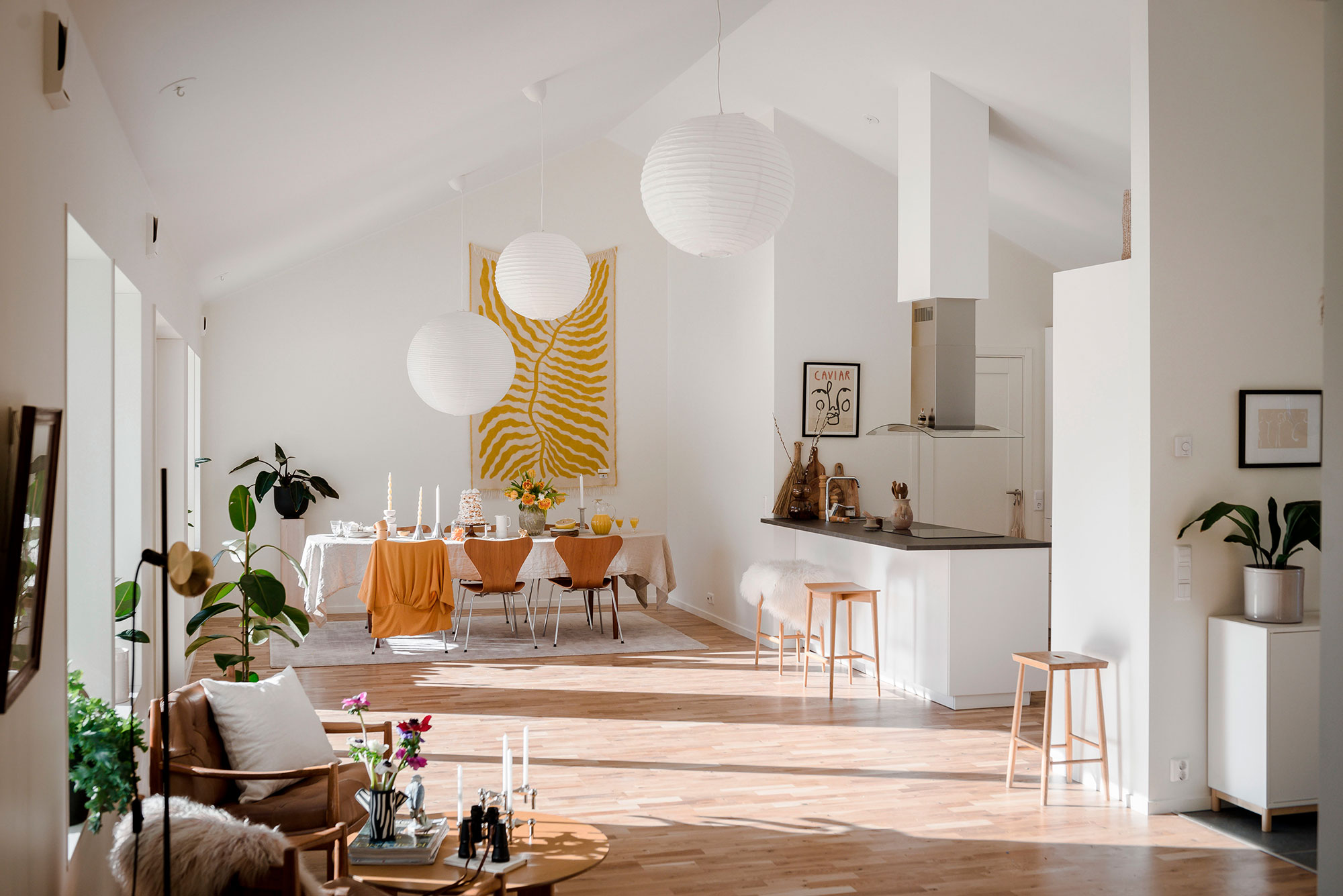 En matplats i ett hus, bord, stolar