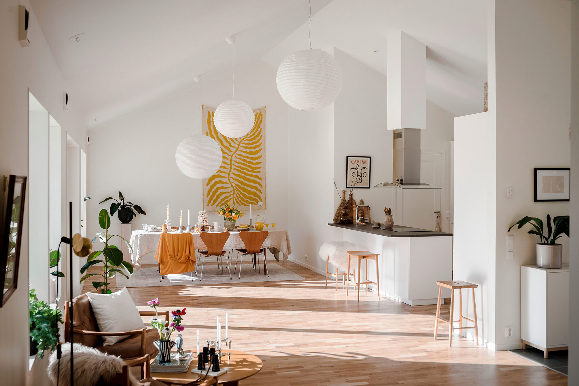 En matplats i ett hus, bord, stolar