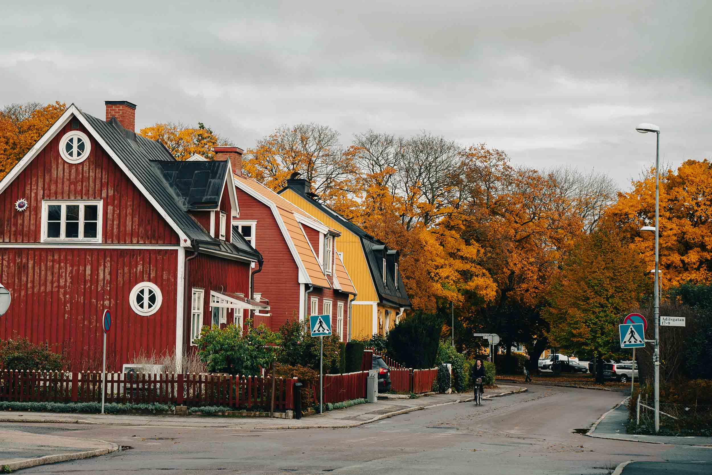 bostadsområde i Sverige, villor, röd villa, höst