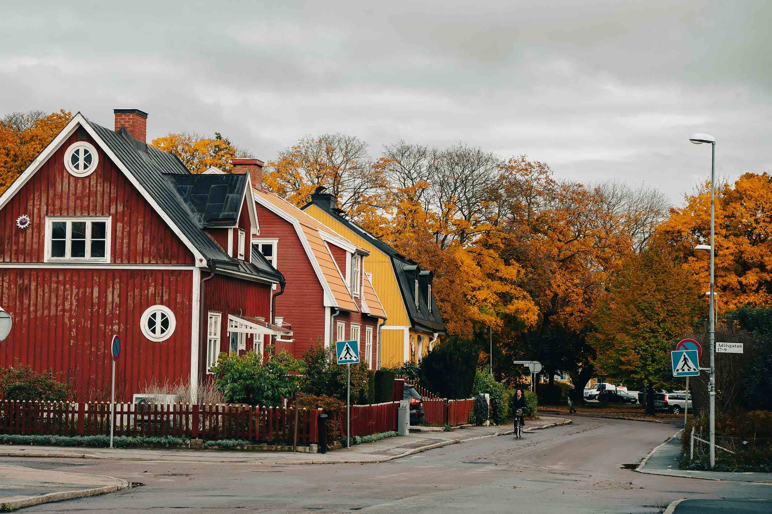 bostadsområde i Sverige, villor, röd villa, höst