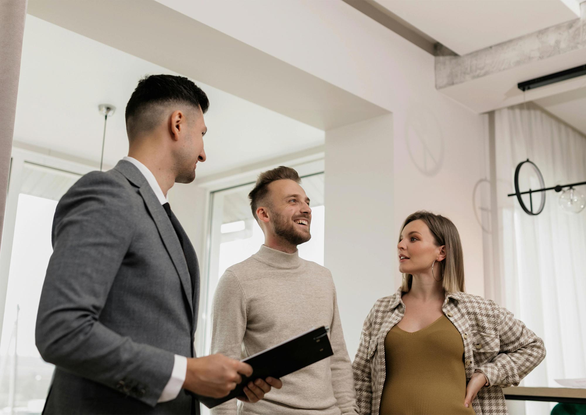 Mäklare som pratar med ett par