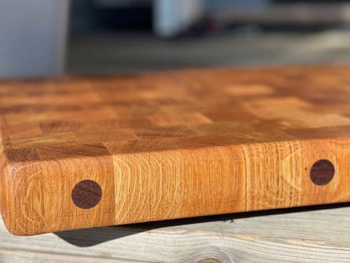 tjock skärbräda i trä