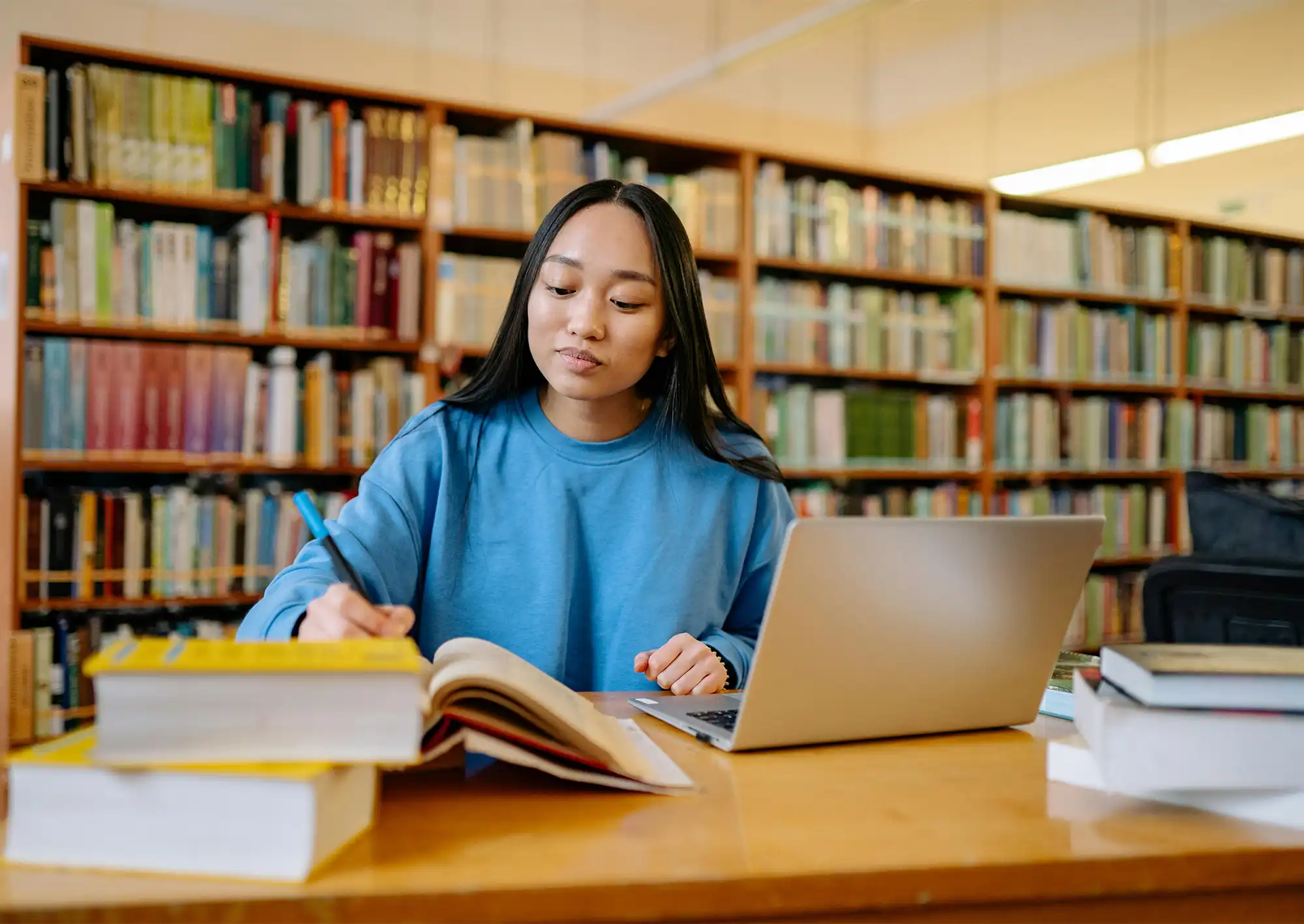 Tjej som studerar vid en dator