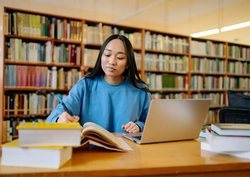 Tjej som studerar vid en dator