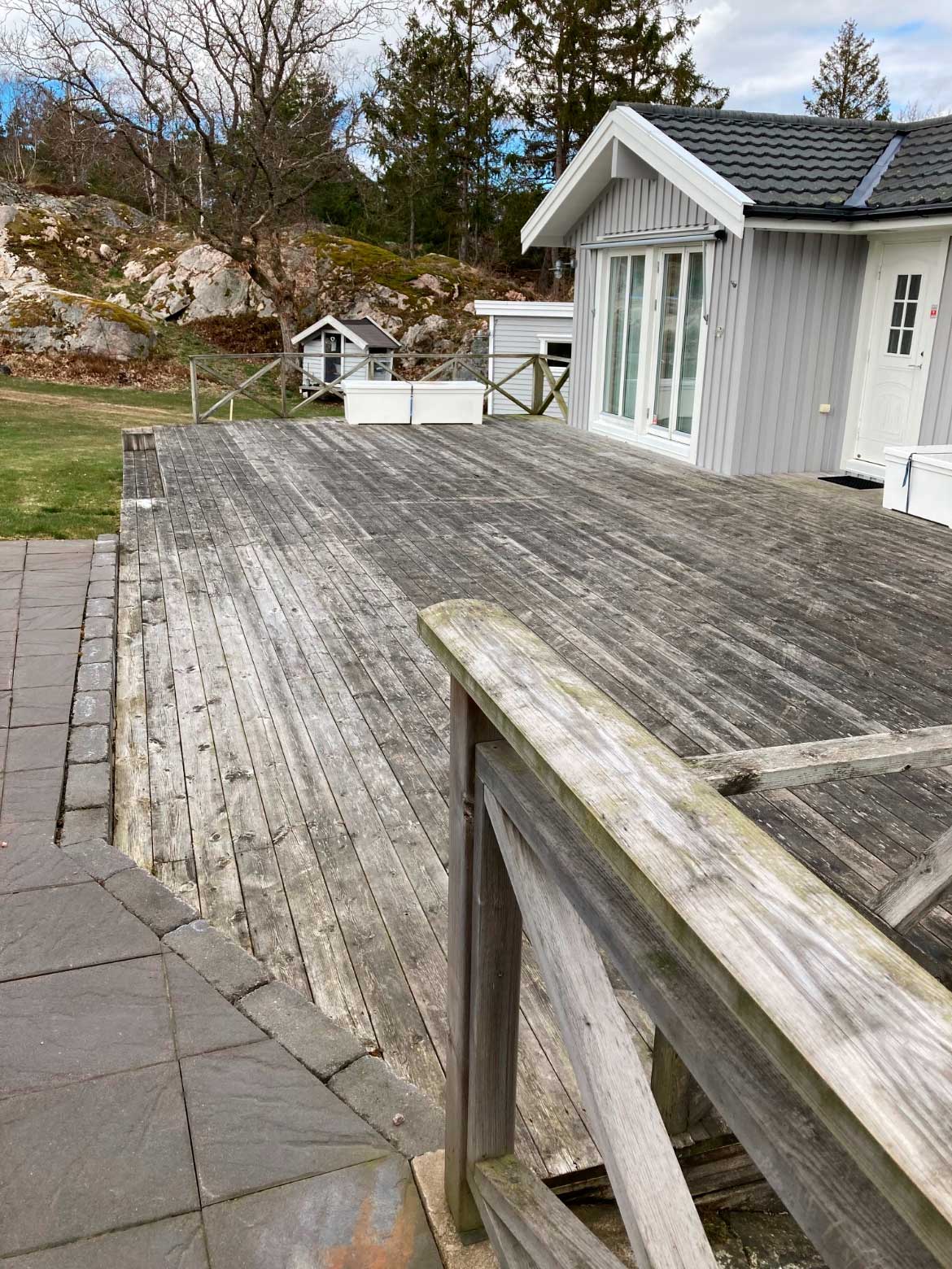 smutsig altan i anslutning till en villa