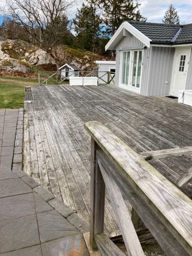 smutsig altan i anslutning till en villa