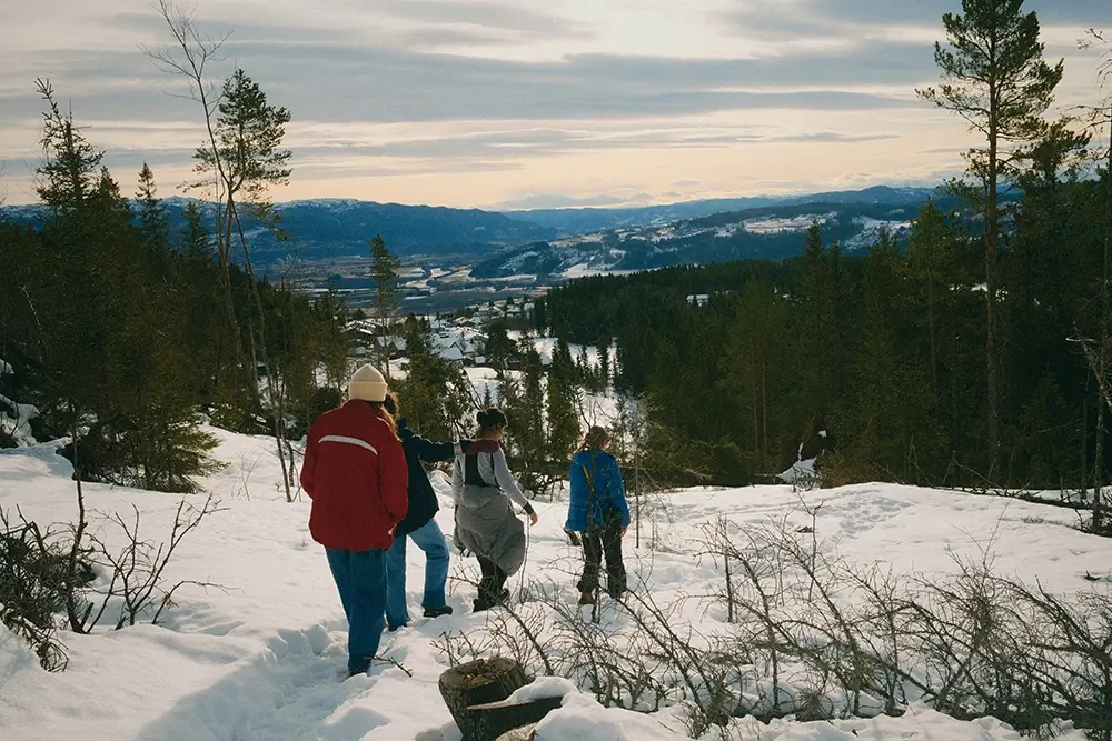 människor som går ner för en brant i fjällvärlden