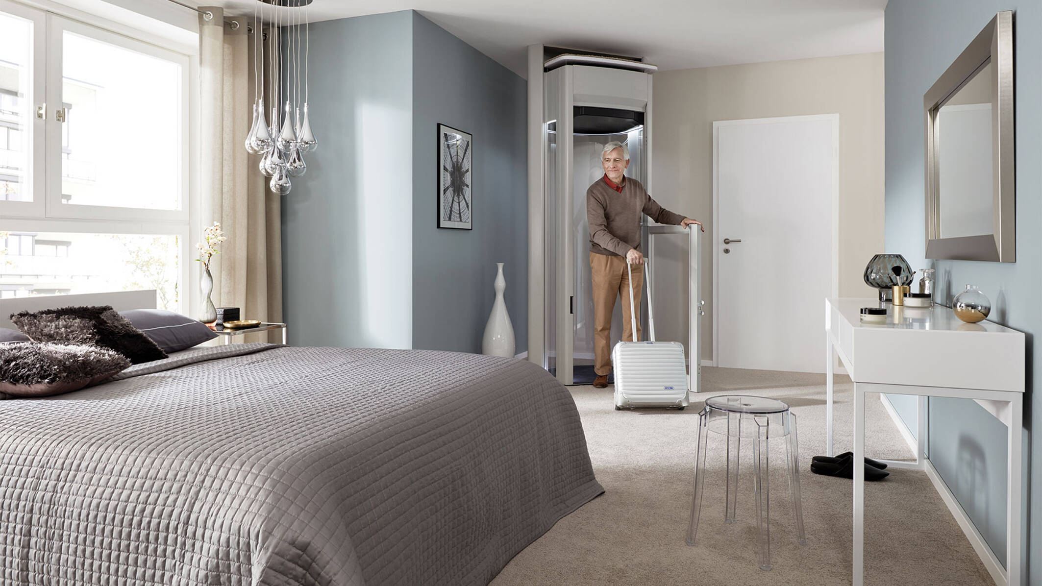 man med resväska i hiss i sovrum