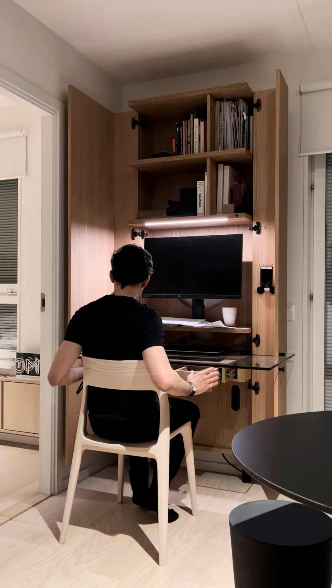 Person som sitter vid hemmakontoret