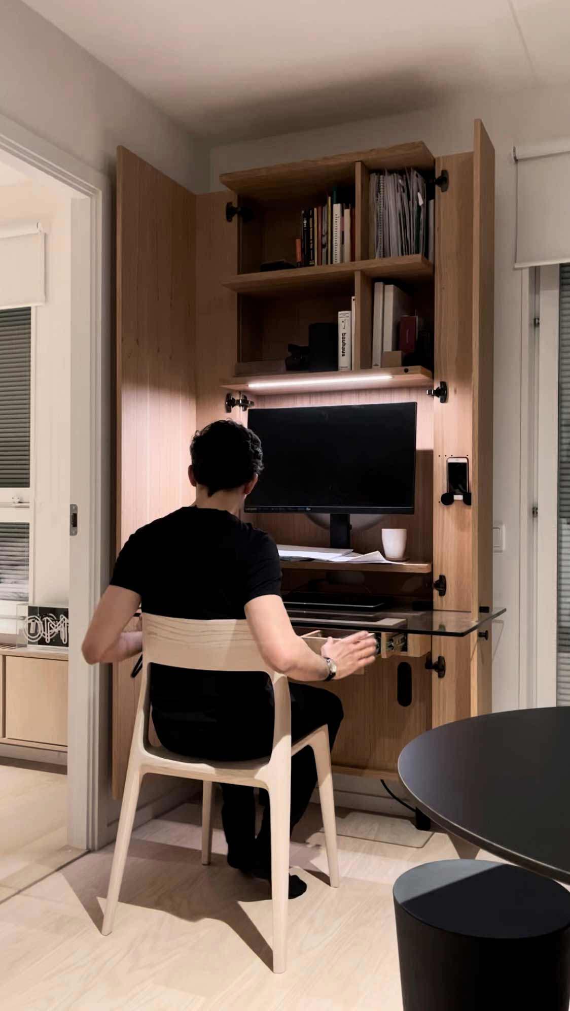 Person som sitter vid hemmakontoret