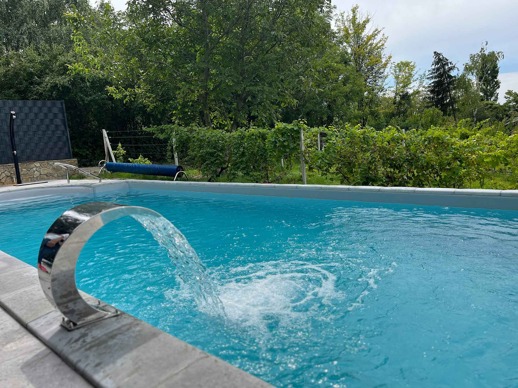 pool med vattenstråle i