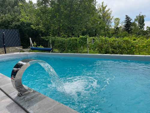 pool med vattenstråle i