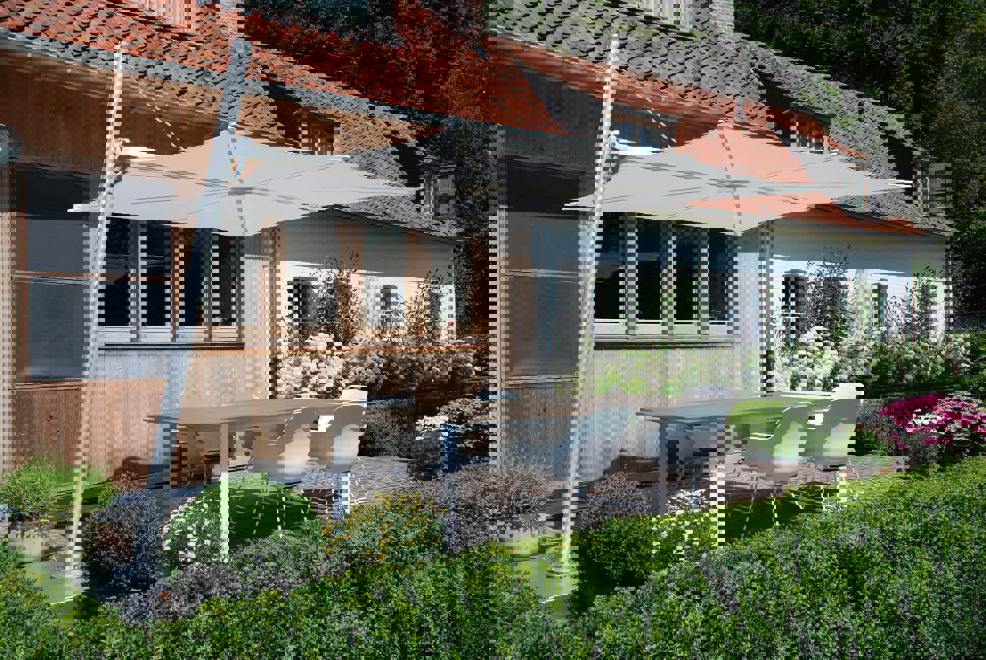 Parasoll över uteplats