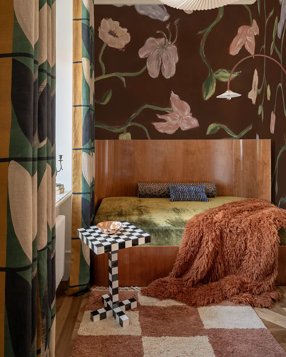 inredning i sovrum med moderna färger som brunt, terrakotta och grönt