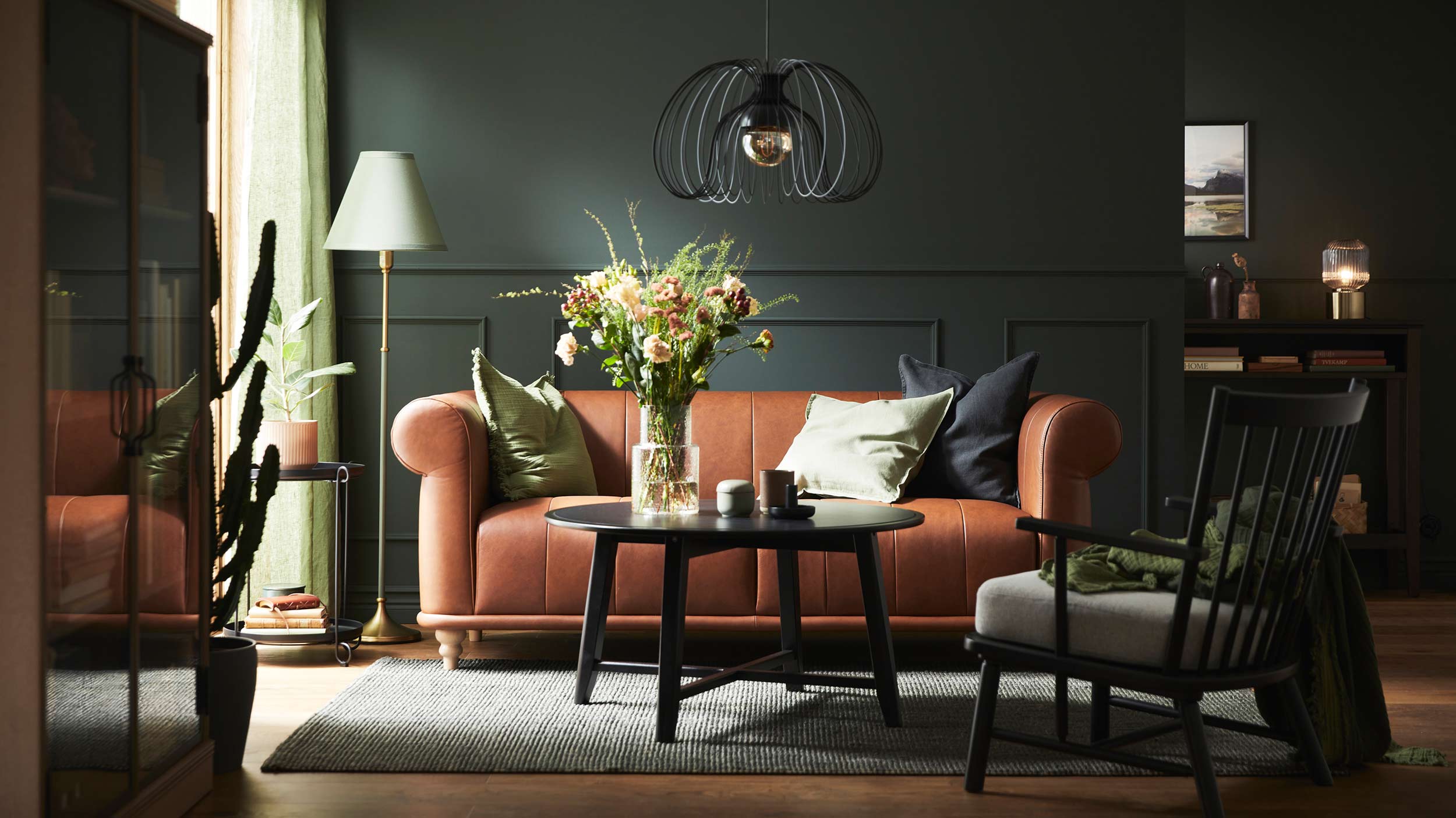 inredning naturinspirerad, soffa, bord, lampa, fotöljer