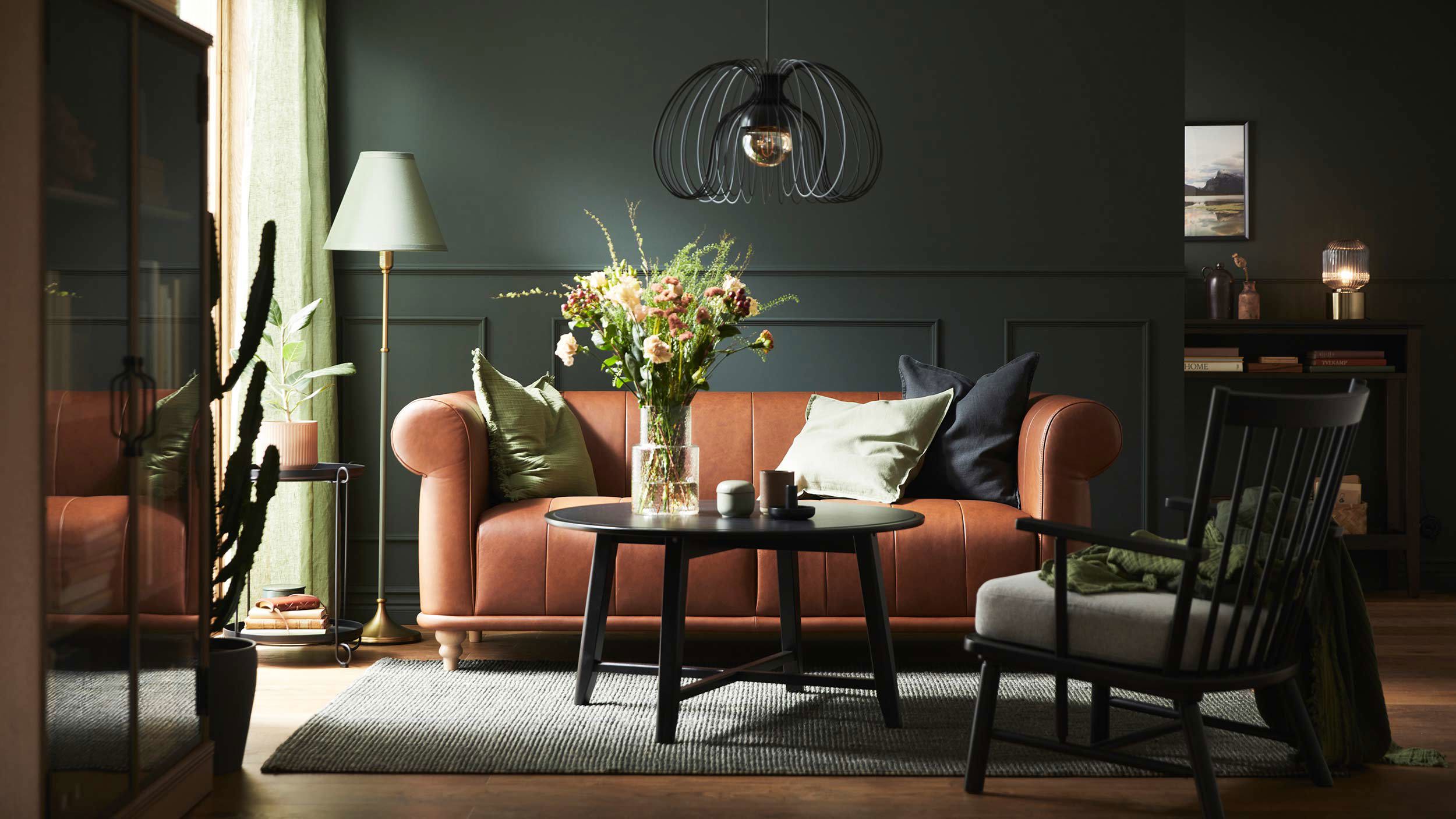 inredning naturinspirerad, soffa, bord, lampa, fotöljer