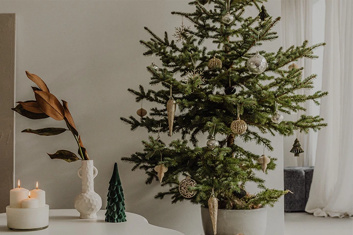 Julgran med stilrent pynt