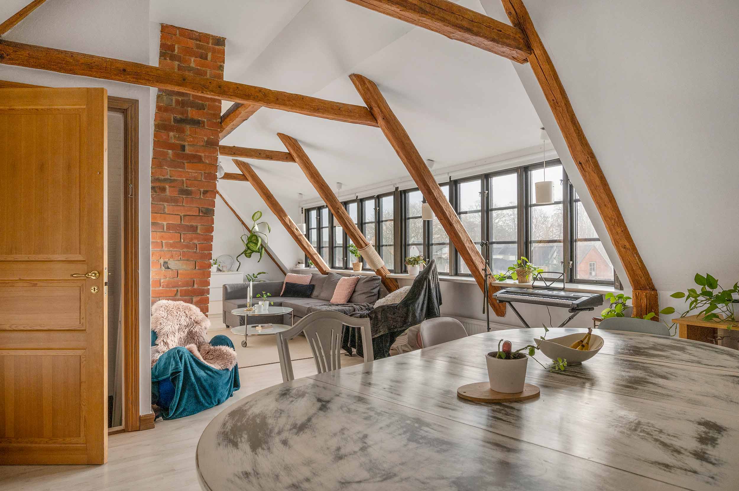 vardagsrum med takbjälkar