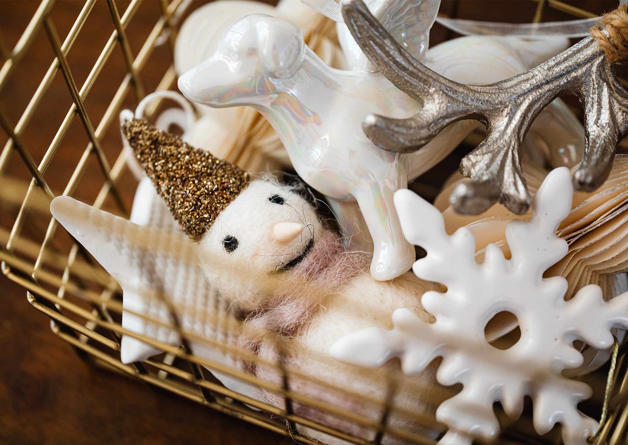 Vitt julpynt i en korg