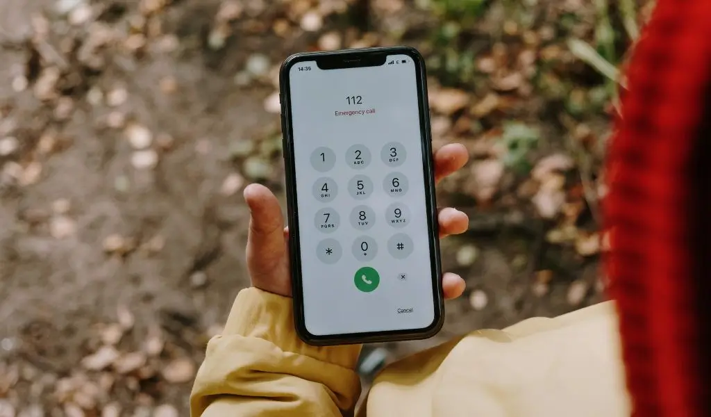 Person håller i mobiltelefon och ringer nödnumret 112 -akutsjukvård i Spanien.