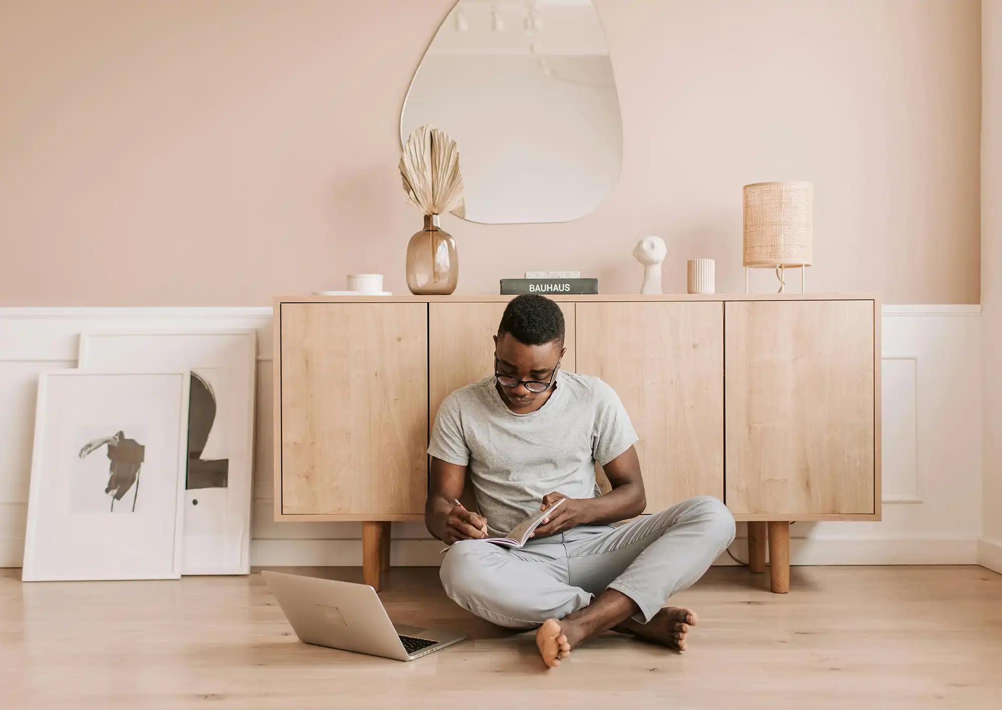 Kille som studerar hemma