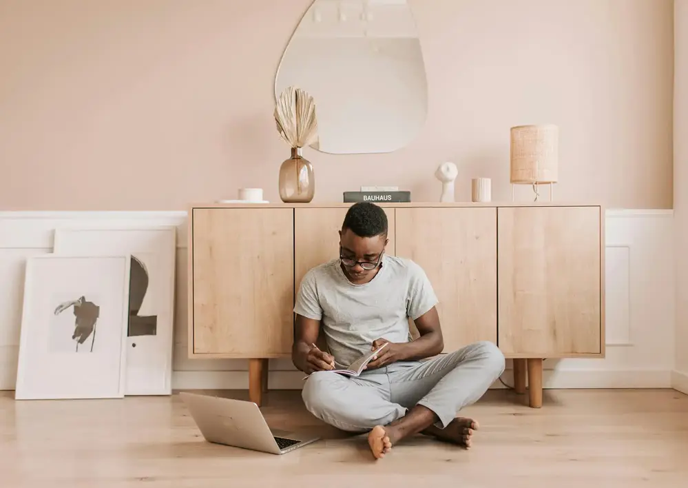 Kille som studerar hemma