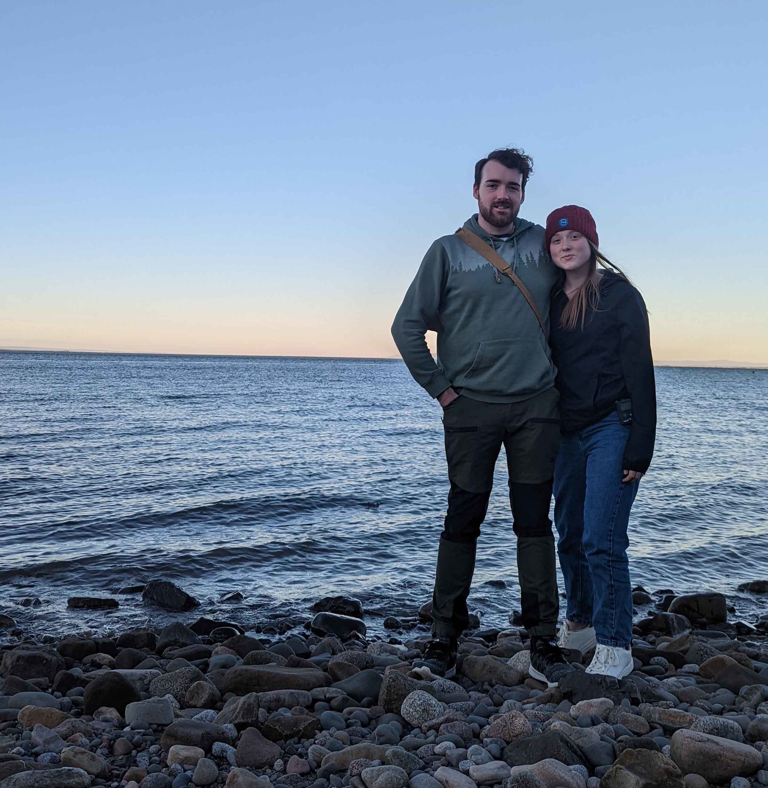 Fredrika med man vid havet, par vid havet