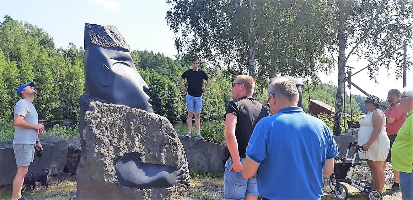 Folksamling som tittar på en staty