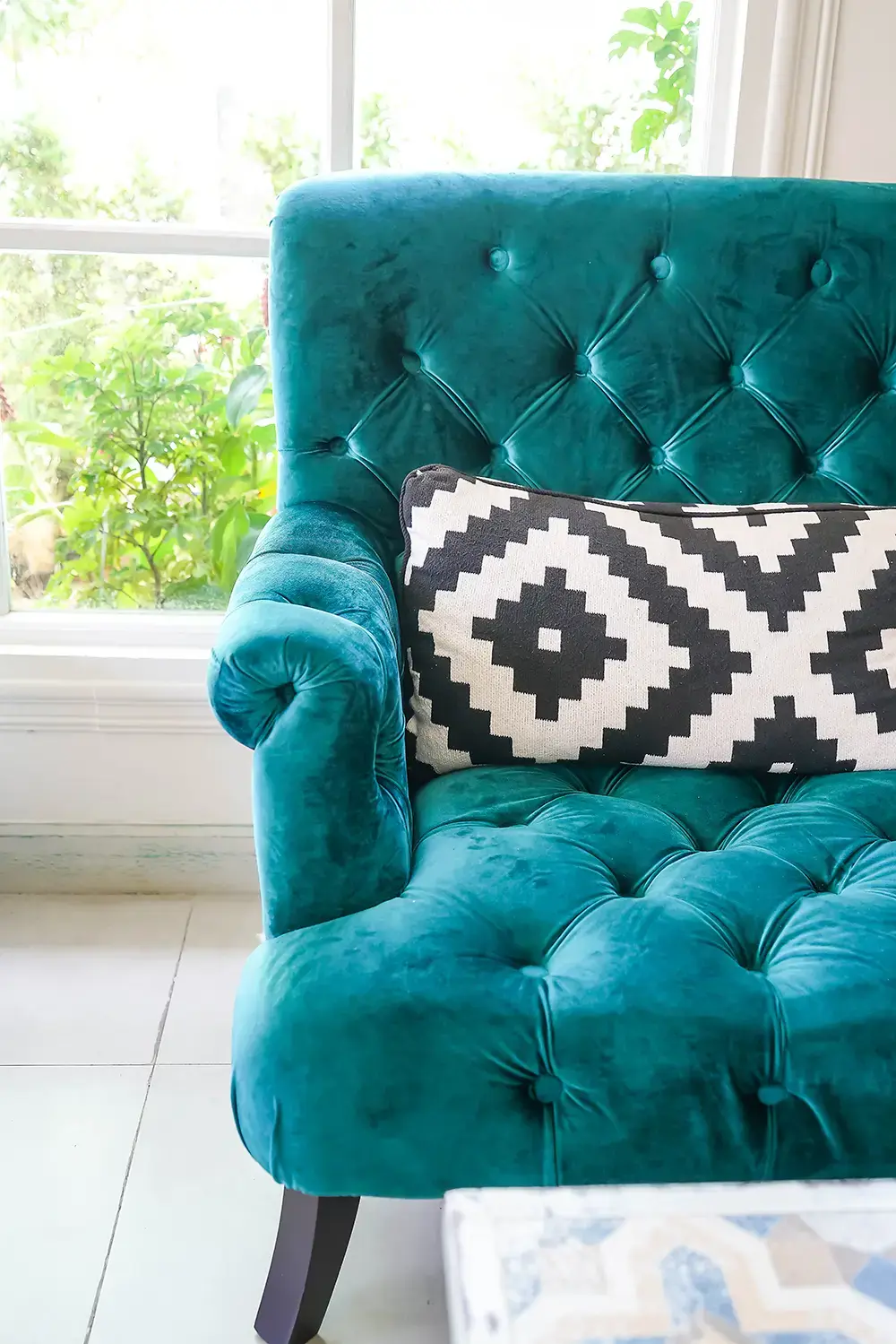 soffa i transformation teal med liten kudde brunt och vitt