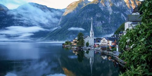 Österrike, vy över spegelblank sjö omgiven av berg