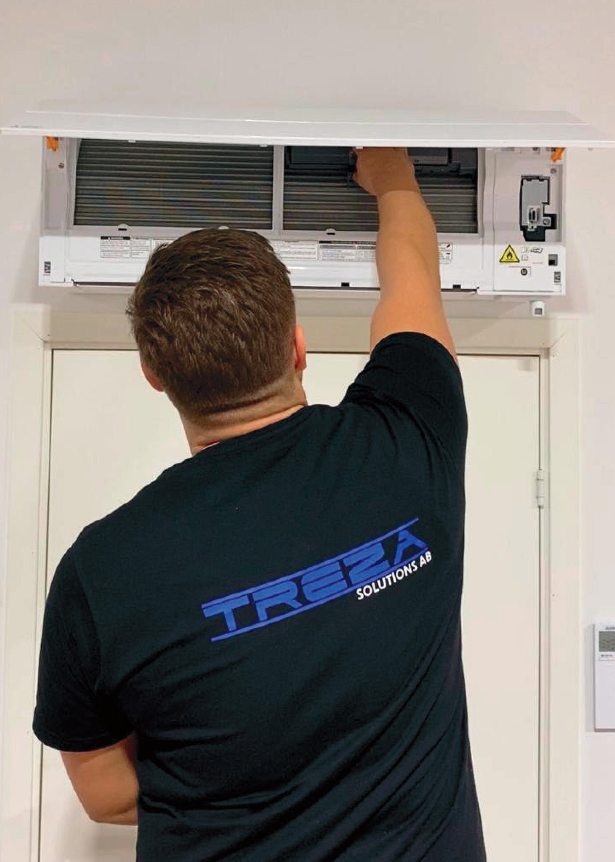 Man som installerar en luftvärmepump