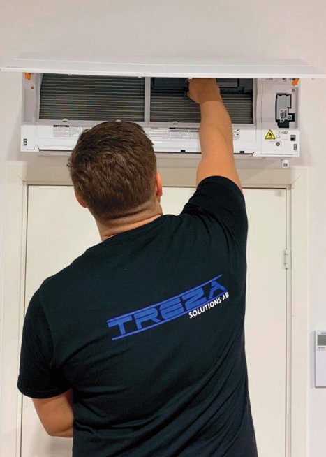 Man som installerar en luftvärmepump