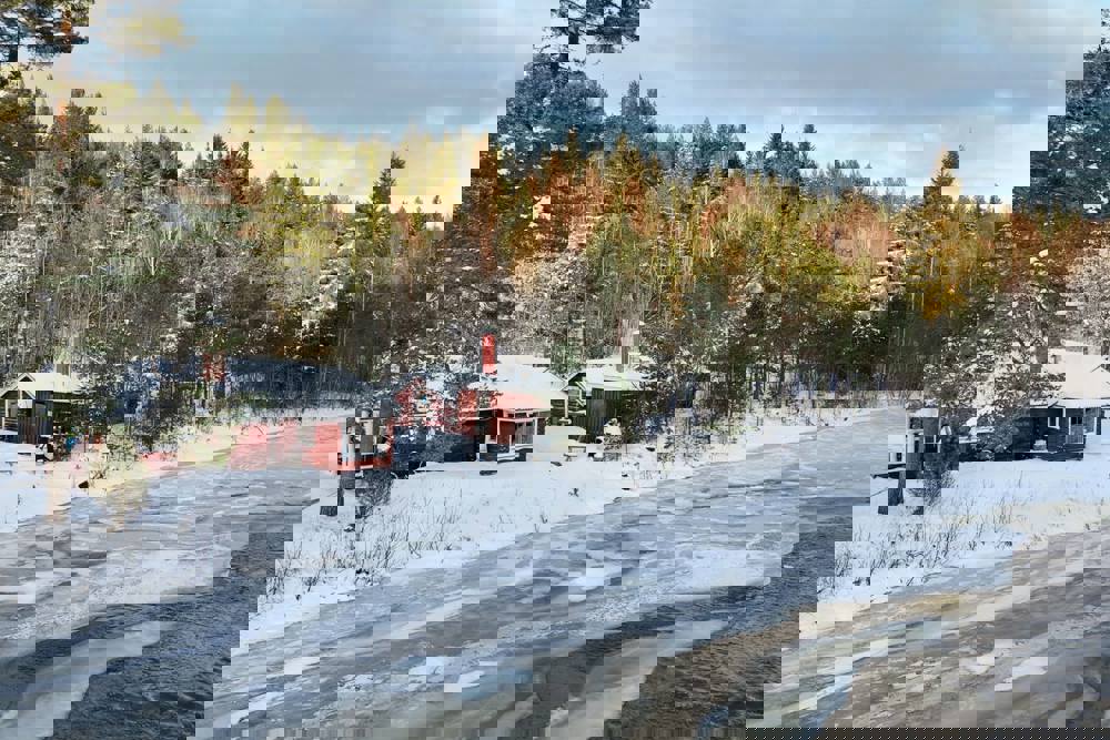 rött hus på strandtomt i dalarna