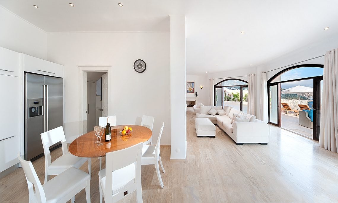 Kök i en bostad, vinflaskor och citroner på bordet