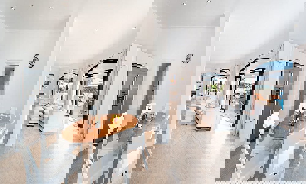 Kök i en bostad, vinflaskor och citroner på bordet