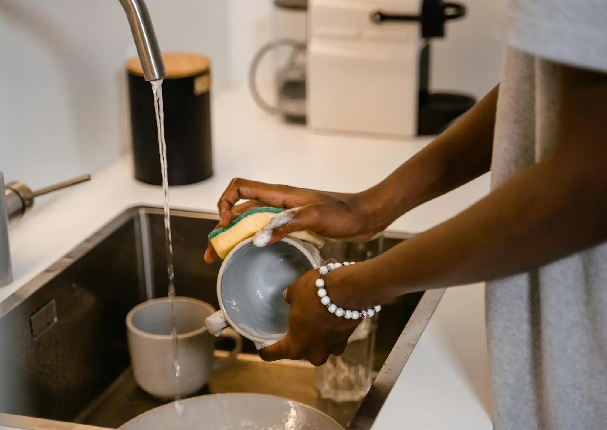 Person som diskar disk i en diskho