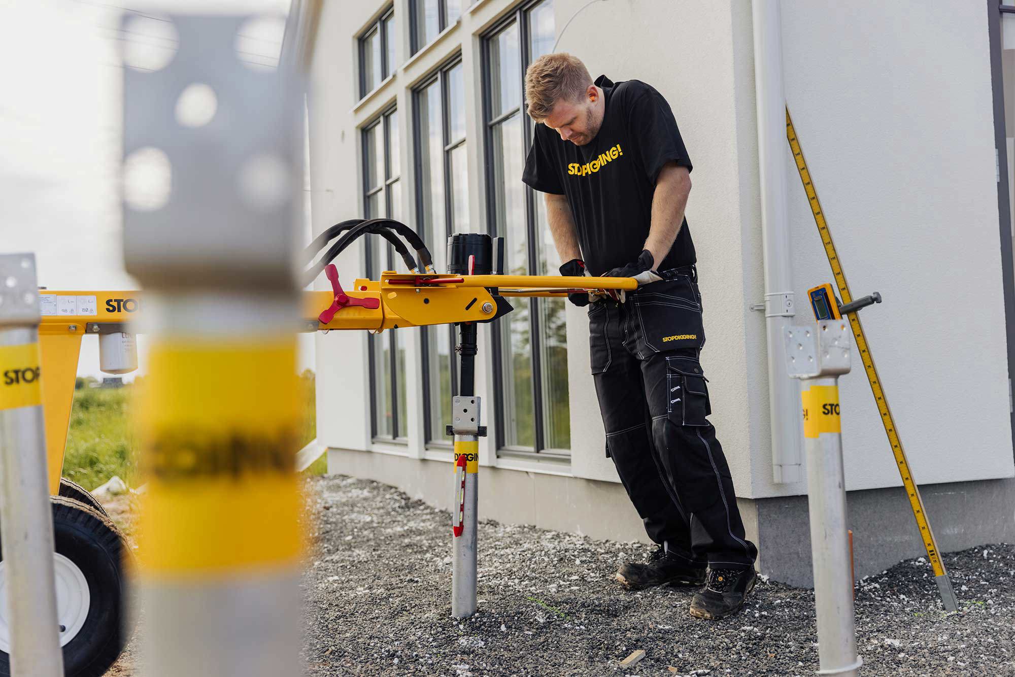 byggarbete, man som sätter markskruv