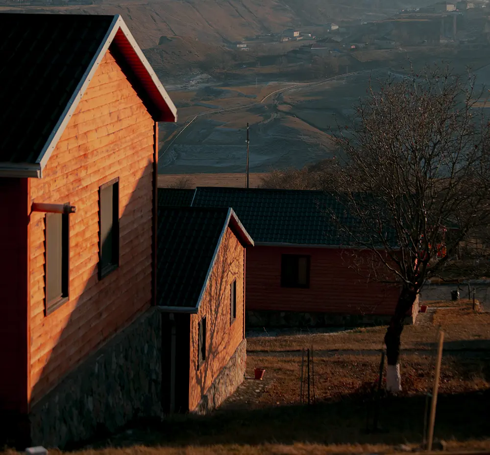 ett attefallshus och ett bostadshus på samma tomt
