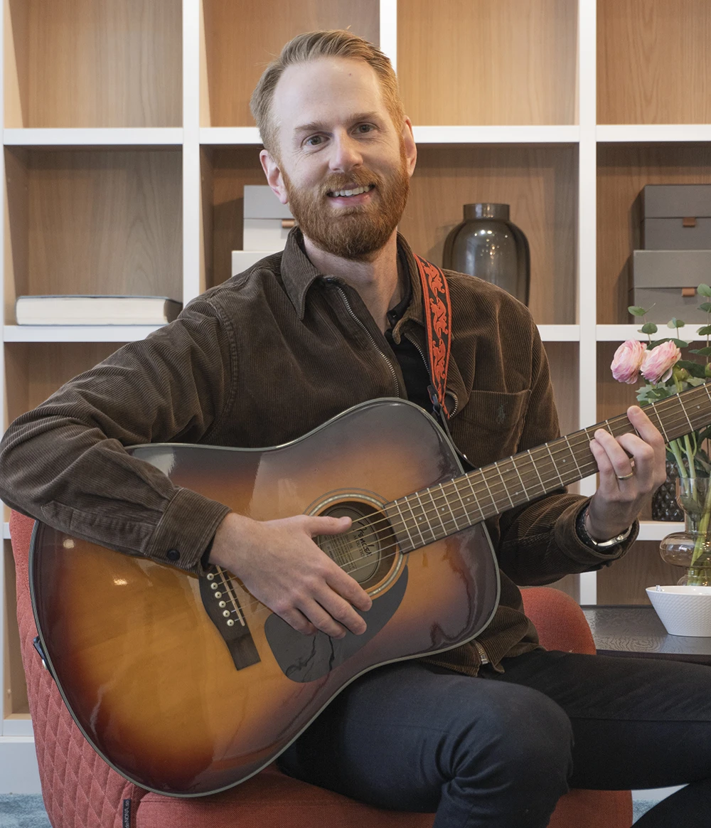 mäklaren Marcus Eriksson med gitarr
