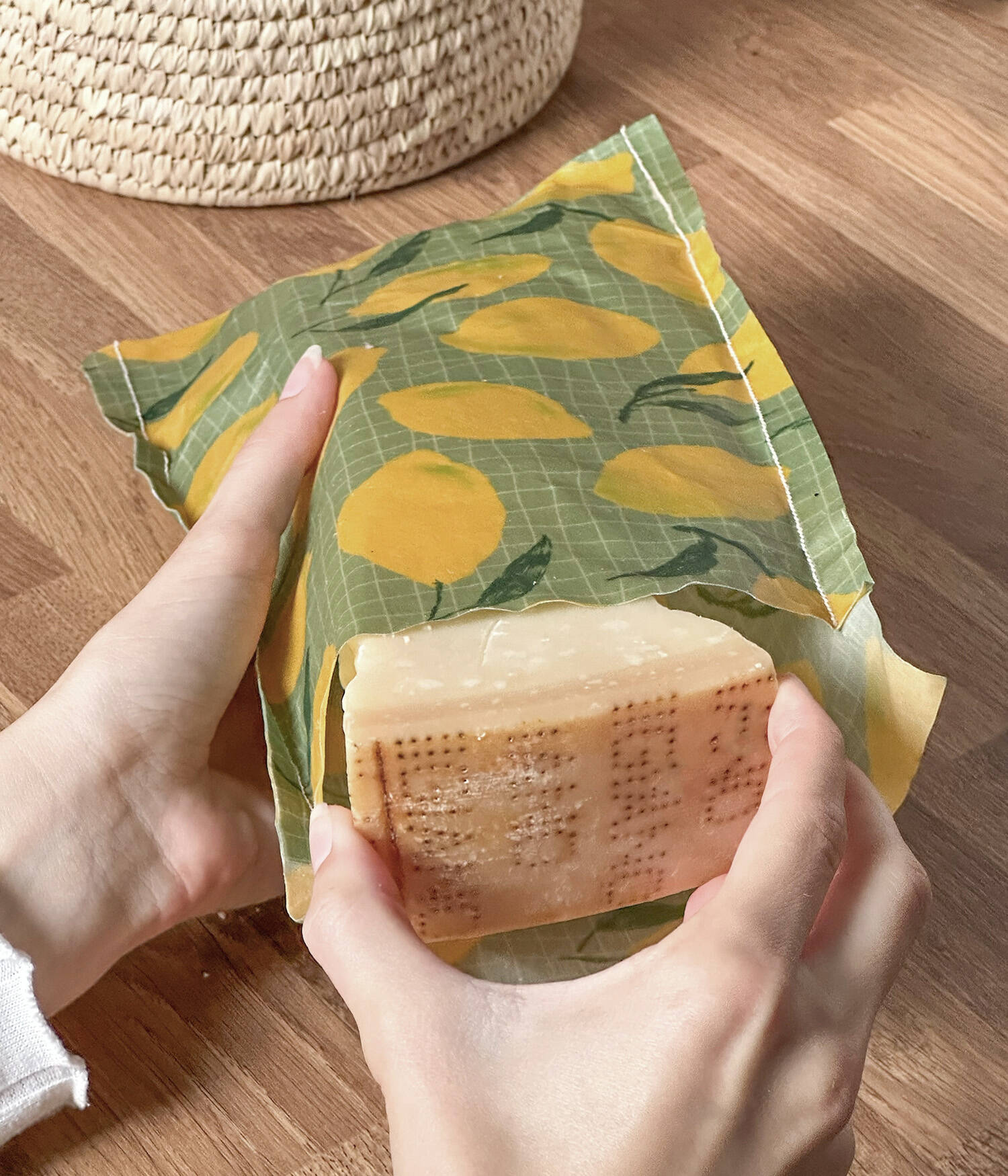 En ost förvarad i en bivaxduk