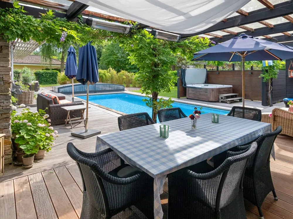hollviken_uteplats_pool_jacuzzi.webp