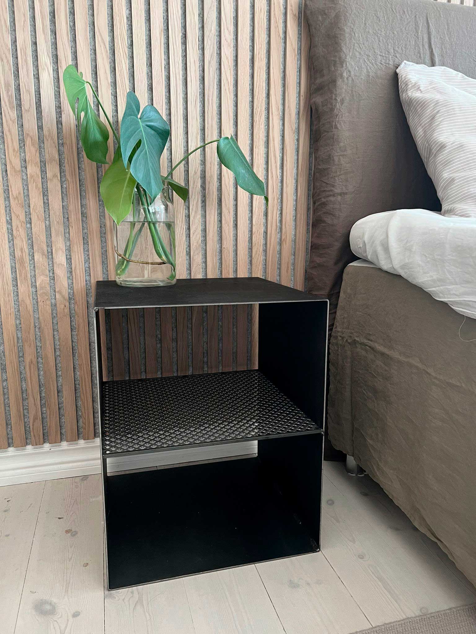 sängbord i svart stål, kub,