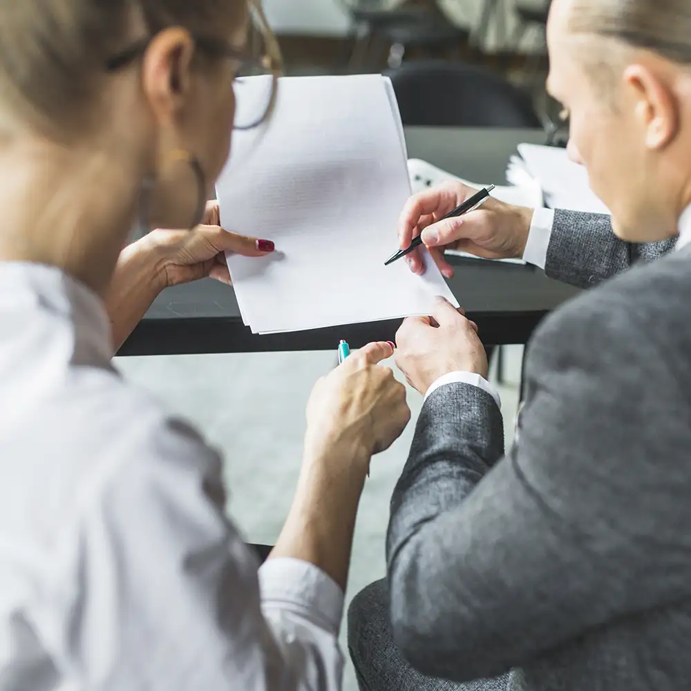 två personer som kontrollerar dokument och papper