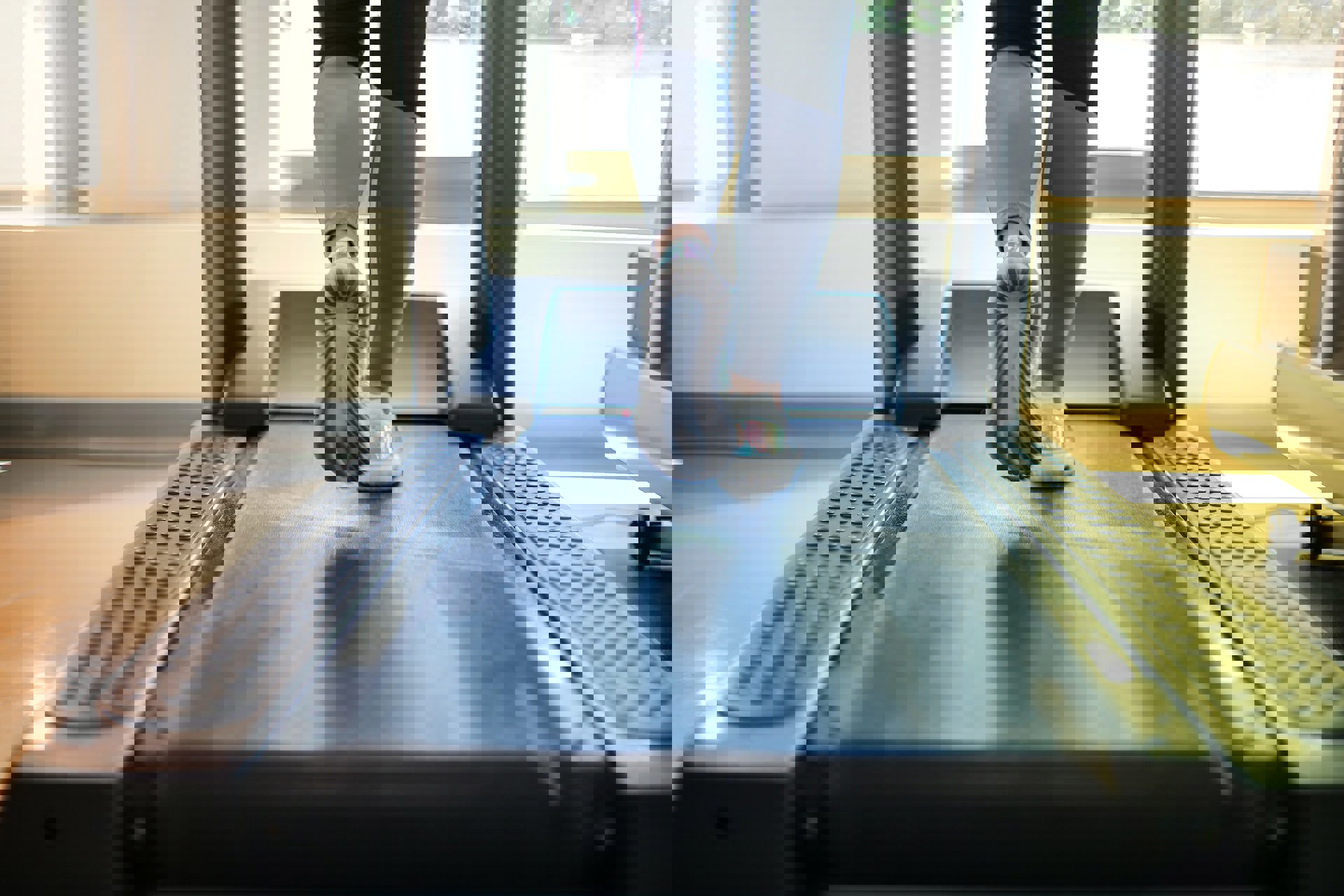 person som springer på löpband