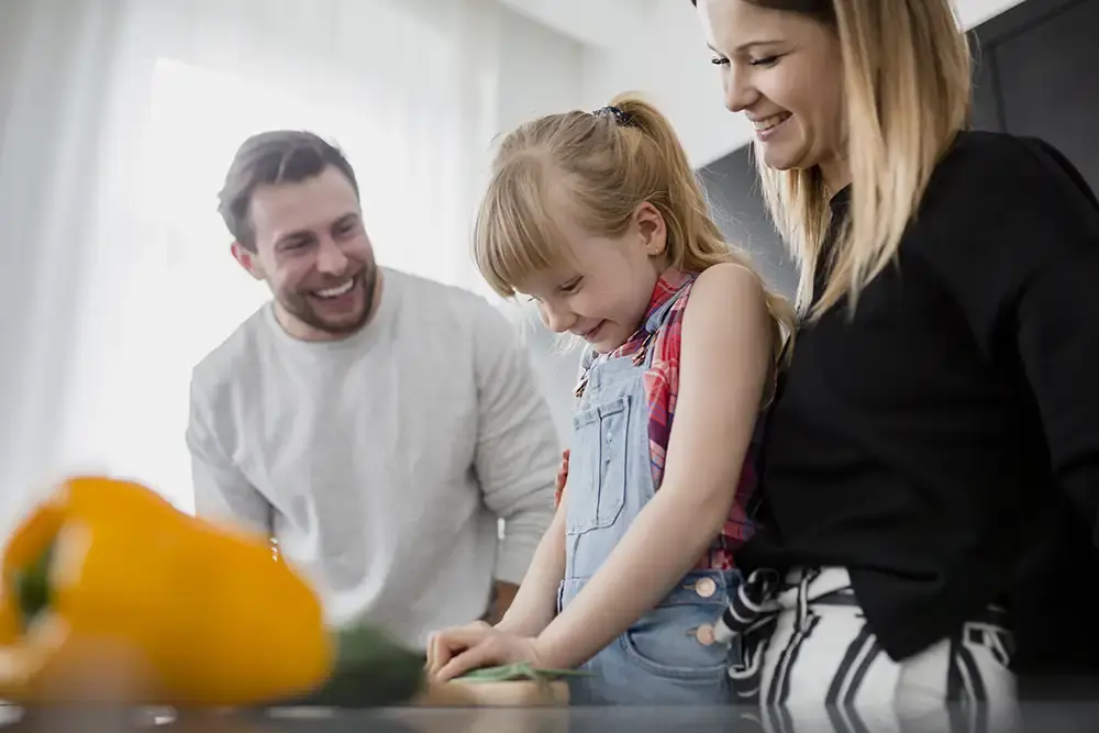 barn som hjälper sina föräldrar köpa grönsaker