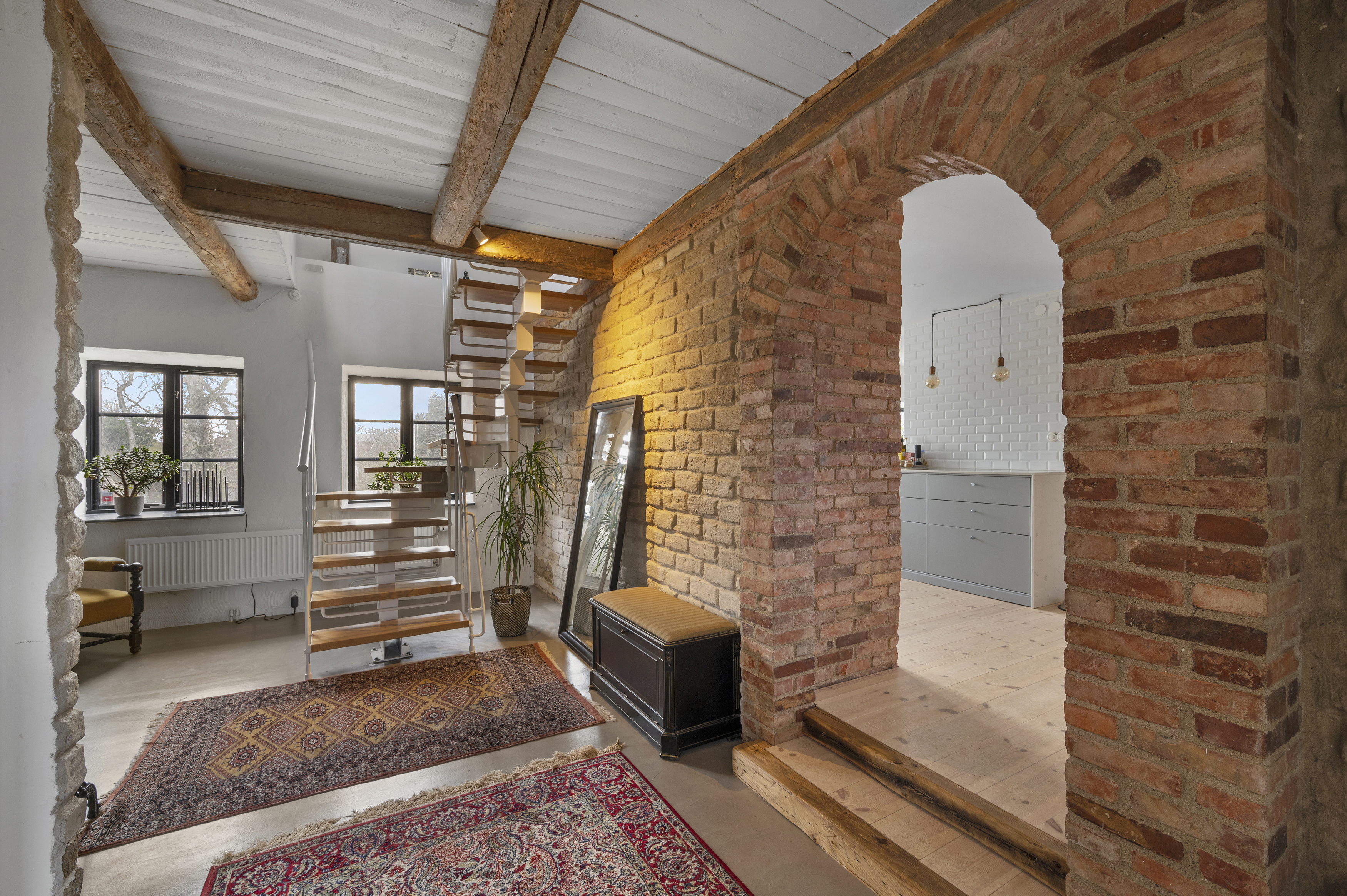 hall, trappa, dörrvalv, tegelvägg